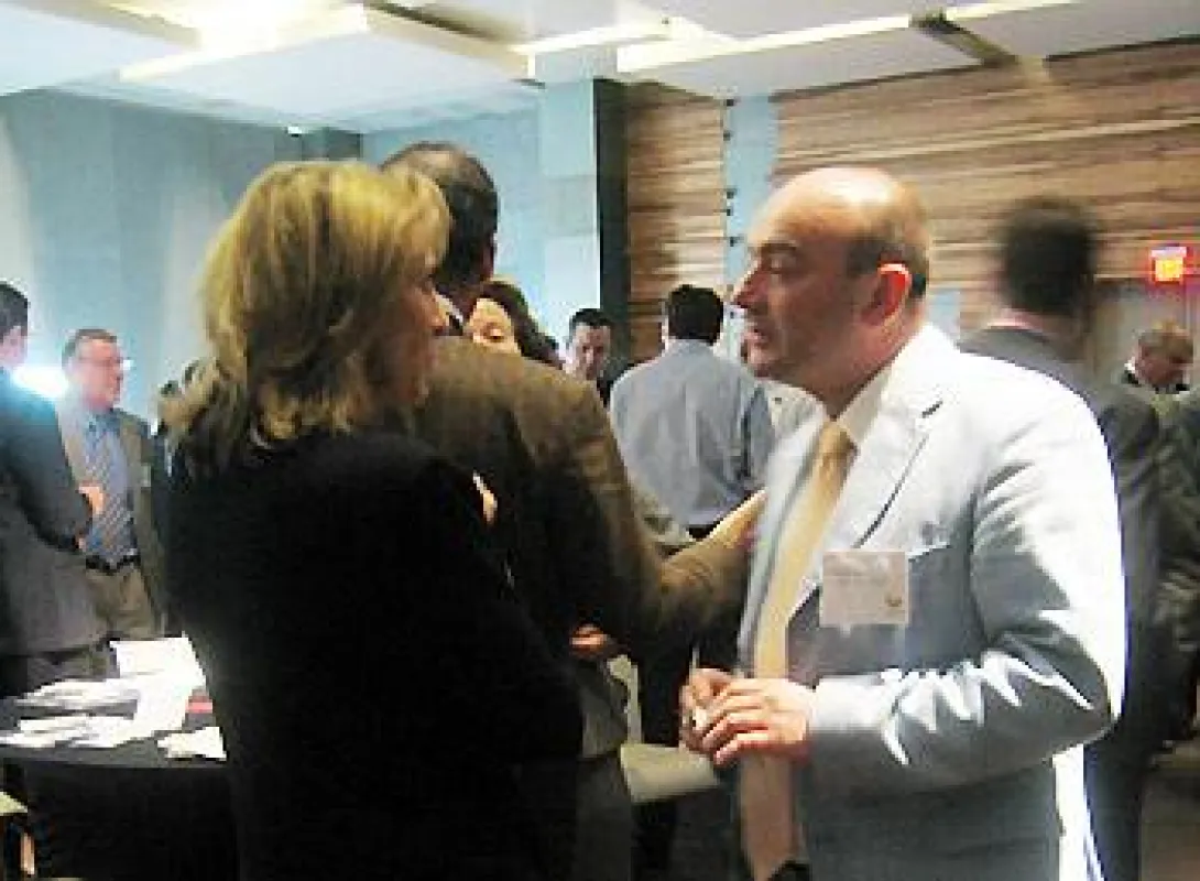 Mrs. M. Deiter,Senior Client Manager von First Solar, informiert sich bei Fred Kehler, GF der B5 Solar by Havelland-Wind GmbH, über seine Erfahrungen mit dem EEG und der Finanzierung von PV-Anlagen i
