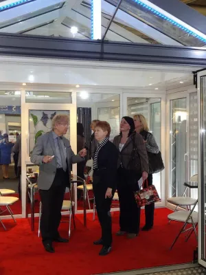 Bild: Bundestags-Vizepräsidentin Petra Pau zu Besuch bei Schneider Wintergartenbau Berlin