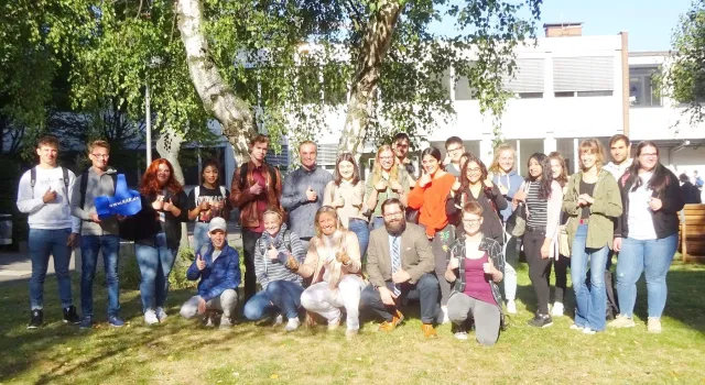 Bild: Erster Jahrgang am neuen Beruflichen Gymnasium der Rheinischen Akademie Köln gestartet