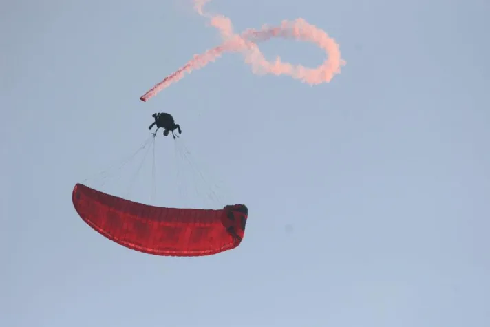 Bild: Akrobatische Flugmanöver über der Stadt Zell am See