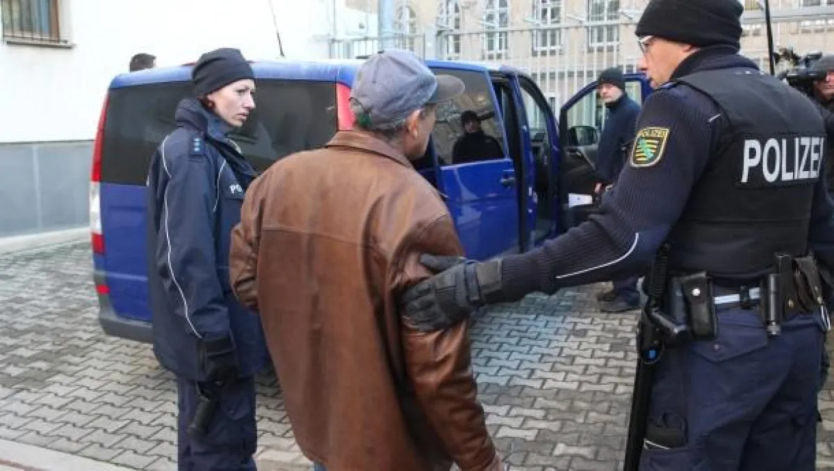 © dpa: Polizisten begleiten einen abgelehnten Asylbewerber 2015 vom Polizeigewahrsam zum Flughafen