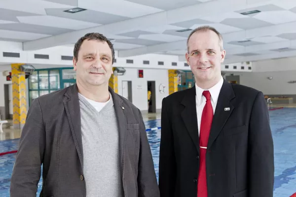 Studierende der Hochschule Harz legen Informatikprüfung im Schwimmbad Wernigerode ab Bild: Studierende der Hochschule Harz legen Informatikprüfung im Schwimmbad Wernigerode ab