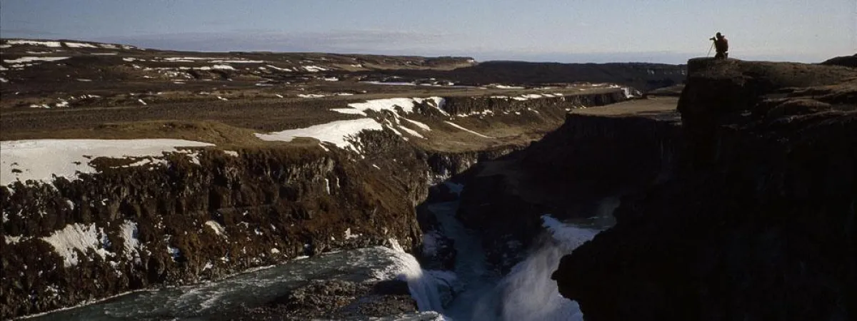 Fotostudienreise auf Island: Ein Fotografen wartet oberhalb des goldenen Wasserfalls, dem Gullfoss, auf das richtige Licht.