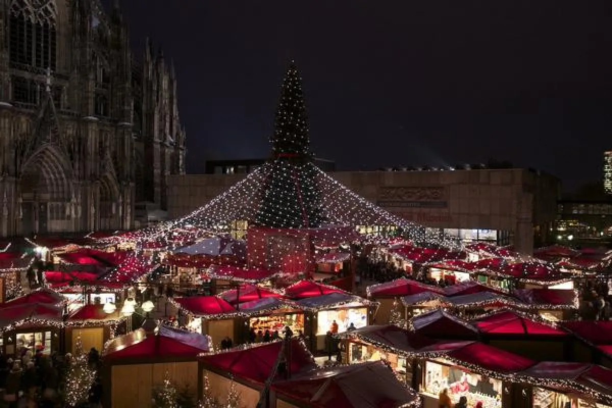 Sternenzelt des Weihnachtsmarktes am Kölner Dom 2010