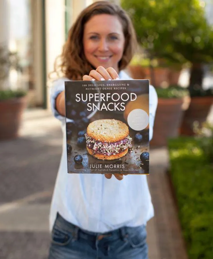 Julie Morris mit dem Superfood-Snacks-Buch