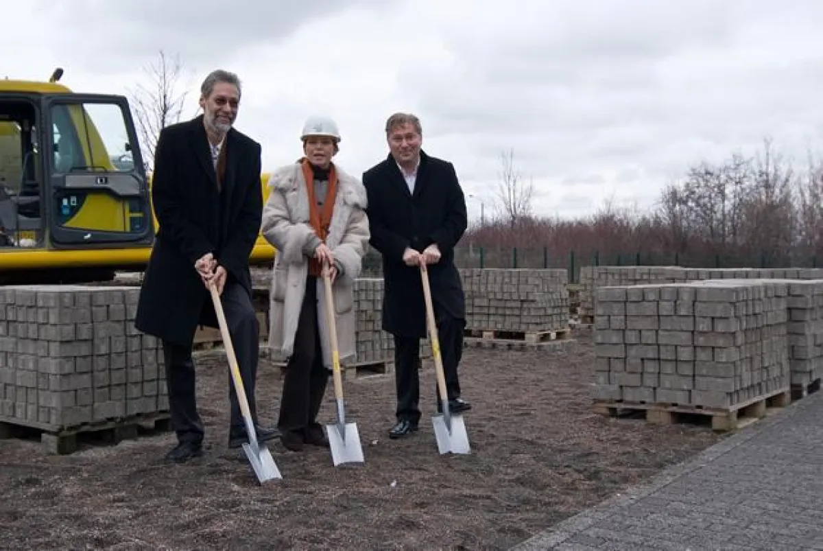 Die beiden Vorstände der IBYKUS AG, Dr. Lutz Richter (links) und Helmut C. Henkel (rechts), gemeinsam mit  Renée Möser vom RJ Planungsbüro beim Spatenstich am 16.03.2009.