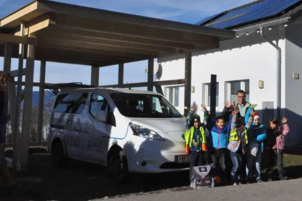 Bild: „Sunnabüs’le“ Suldis: mit Sonnenenergie sicher in die Schule