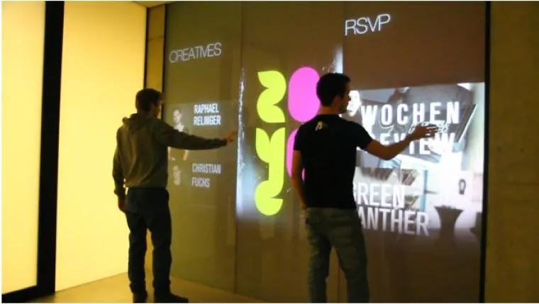 Bild: Interaktive Präsentation: Glaswand als Multitouch Wall