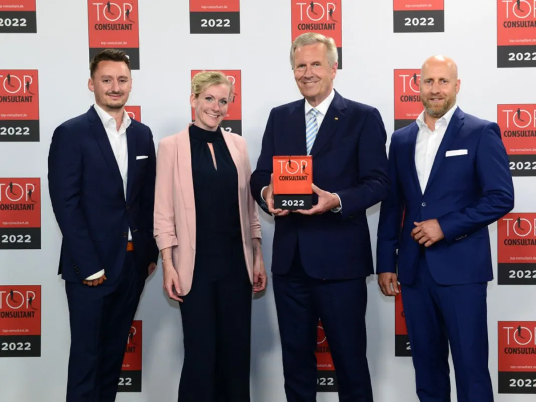 Große Freude bei MEYHEADHUNTER - Preisverleihung zum TOP CONSULTANT 2022 (© (KD Busch / compamedia))
