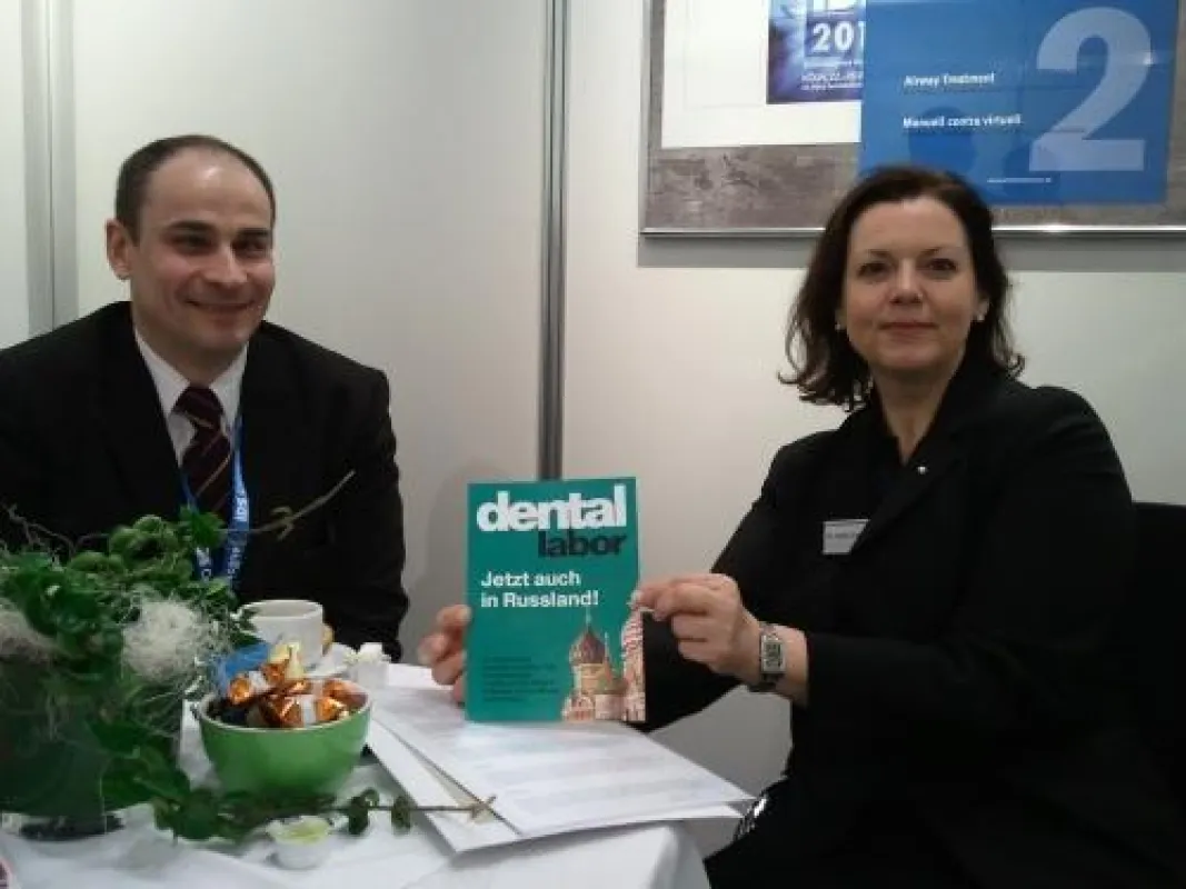 Auf eine gute Zusammenarbeit! Denis Kholenkov und Dr. Angelika Schaller auf der IDS