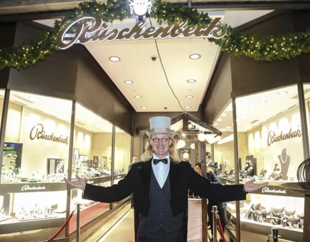 Eventmanagerin Ellen Kamrad unterstützte Weihnachtsfeier des Juweliers Rüschenbeck tatkräftig