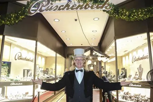 Eventmanagerin Ellen Kamrad unterstützte Weihnachtsfeier des Juweliers Rüschenbeck tatkräftig Bild: Eventmanagerin Ellen Kamrad unterstützte Weihnachtsfeier des Juweliers Rüschenbeck tatkräftig