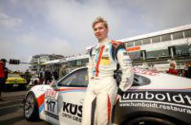 Bild: Marek Böckmann brilliert zum vierten Mal mit Podiumsplatz bei der VLN-Serie