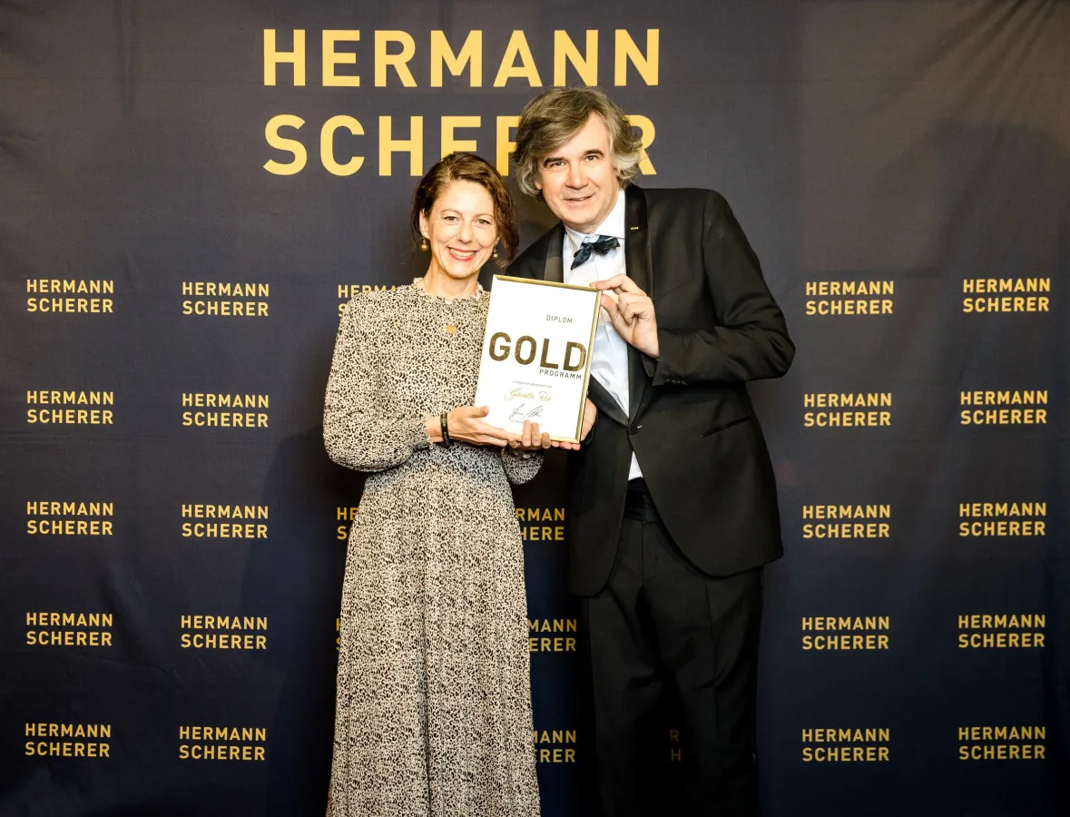 Gabriella Rist erhält das Gold Diplom für den 7. Internationalen Speaker Slam beim Herrmann Scherer (© Gabriella Rist, Herrmann Scherer)