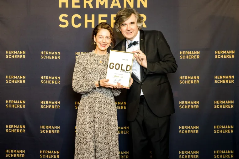 Schöneiche's Expertin für Neubeginne holt Speaker Slam AWARD beim 7. internationalen WELTREKORD Bild: Schöneiche's Expertin für Neubeginne holt Speaker Slam AWARD beim 7. internationalen WELTREKORD