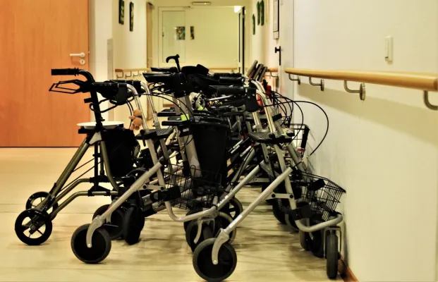 Bild: Einrichtungsbezogene Impfpflicht und gefälschte Impfnachweise - Krankenschwester und Krankenpfleger flüchten