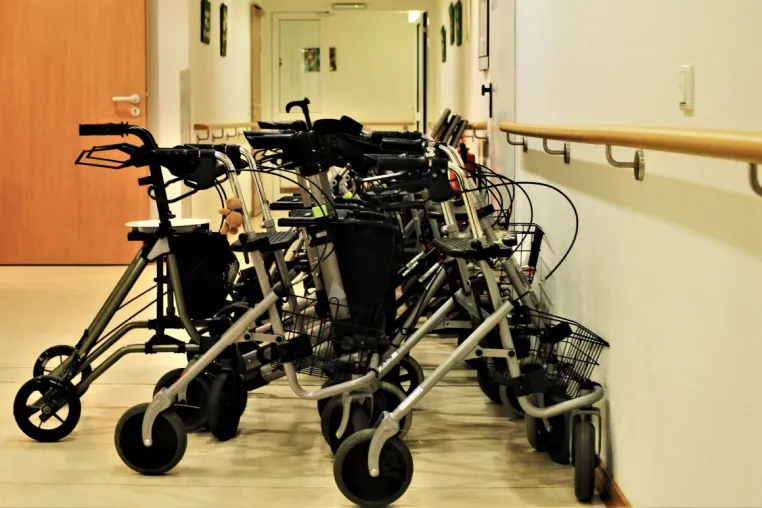Bild: Einrichtungsbezogene Impfpflicht und gefälschte Impfnachweise - Krankenschwester und Krankenpfleger flüchten