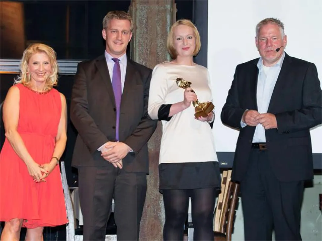 Die stolzen Gewinner des POPAI D-A-CH Digital Award 2013: S. Groppe und S.Hahn von engram