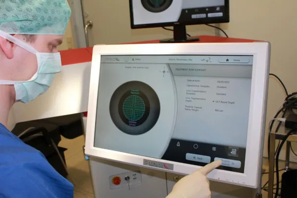 Bild: Augenärzte berichten über Operation des Grauen Stars mit dem Femtosekundenlaser