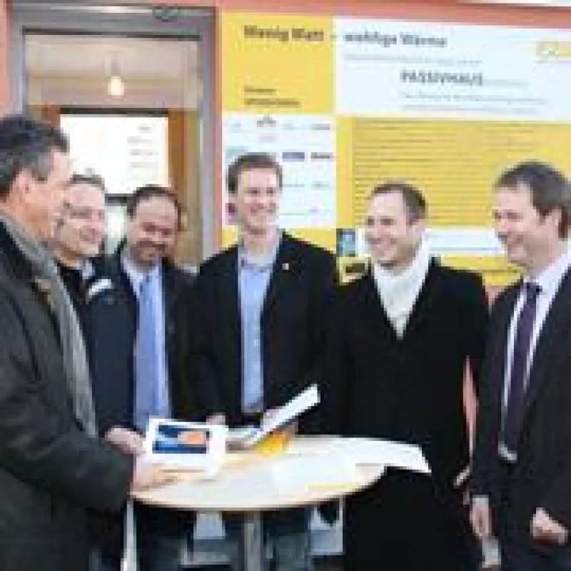 Am Modellhaus bestens über das Passivhausprinzip informiert: Kemptens Oberbürgermeister Dr. Ulrich Netzer (links) mit den Initiatoren