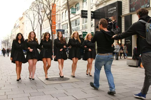 Bild: Dessous und Bademode für normale Frauen mit Rundungen, keine Hungerhaken