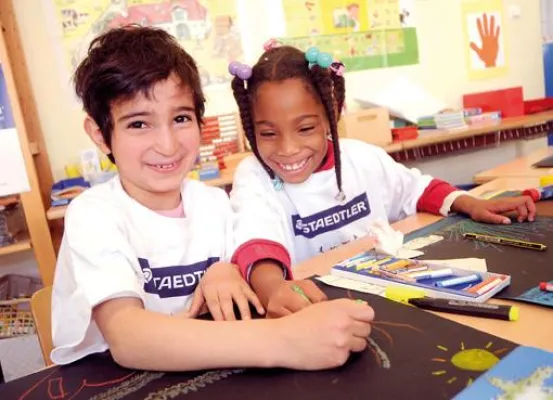 Bild: Weltkindermaltag – 100.000 Kinder malen mit
