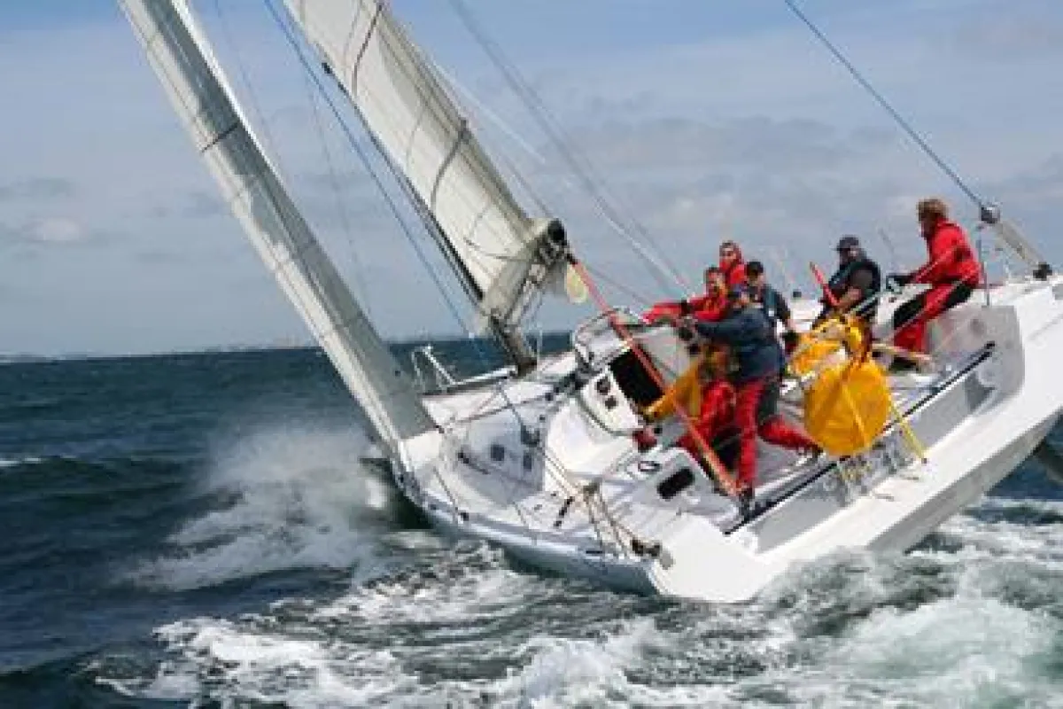 Heiße Segelaktion versprechen die Törns auf den neuen POGO 40 Rennyachten der Yachtschule Sailing Island.