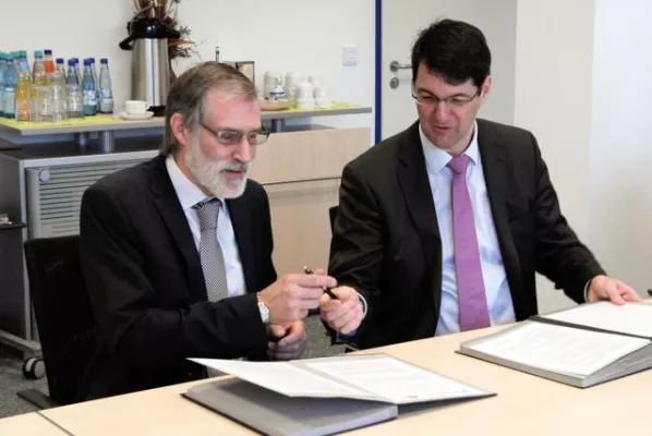 Kooperationsvereinbarung zwischen dem TA Bildungszentrum Hameln und der Hochschule Weserbergland Bild: Kooperationsvereinbarung zwischen dem TA Bildungszentrum Hameln und der Hochschule Weserbergland