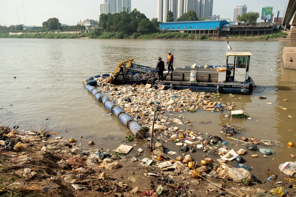 Ein Müllsammelboot von everwave bei einer Cleanup-Mission in Phnom Penh, Kambodscha.
