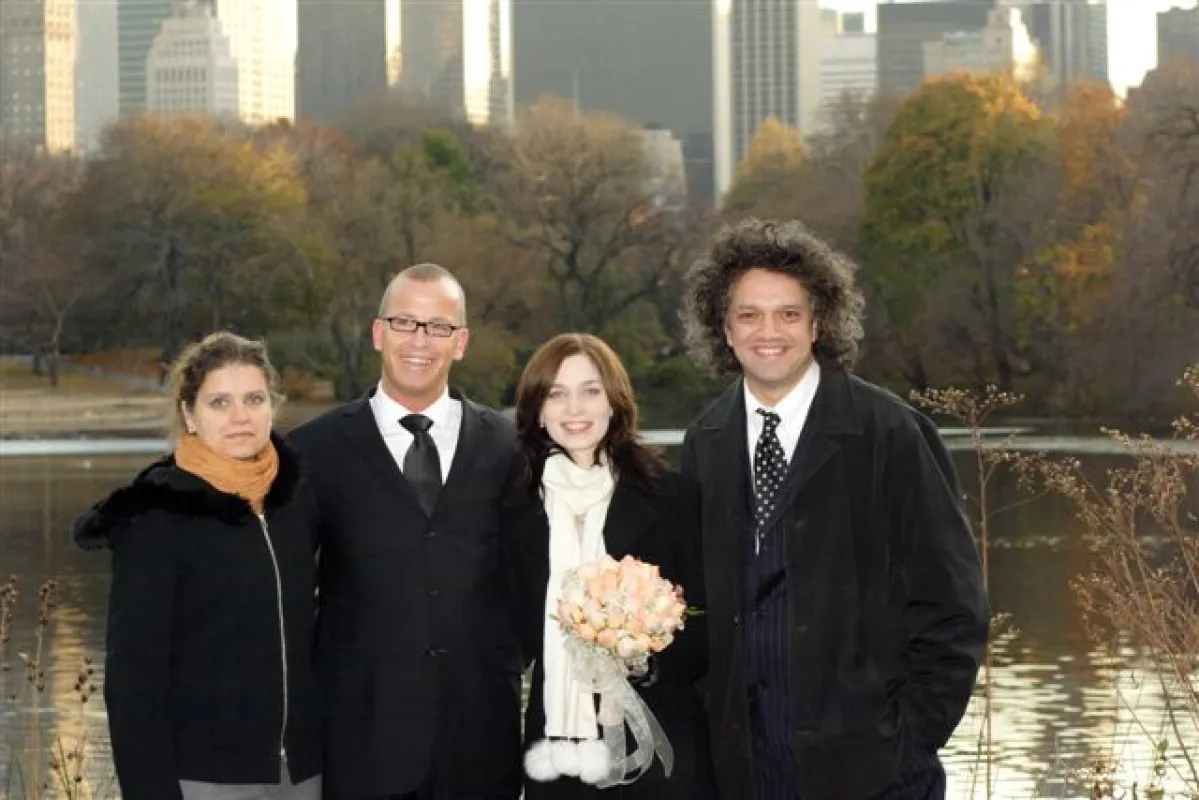 Jörg und Alexandra aus Berlin heiraten im Central Park (Erol Inanc von Echt new York rechts)