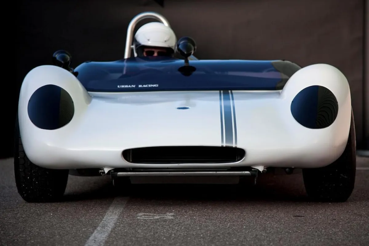 Fonds-Geschäftsführer Christoph Bantle in einer historischen Lotus-Rennversion