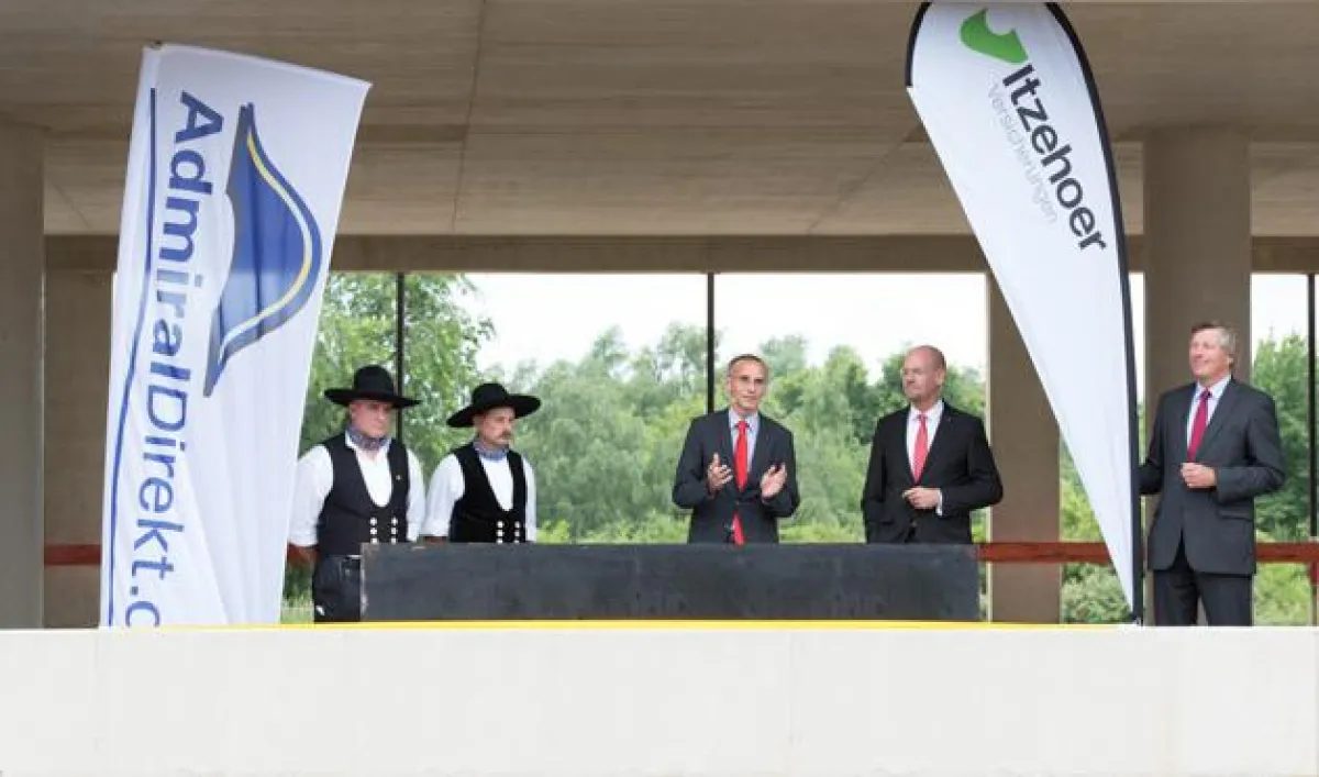 Beim Richtfest:  Die Vorstände Uwe Ludka (mittig), Frank Thomsen (2.v.r.) und Frank Diegel (r.)
