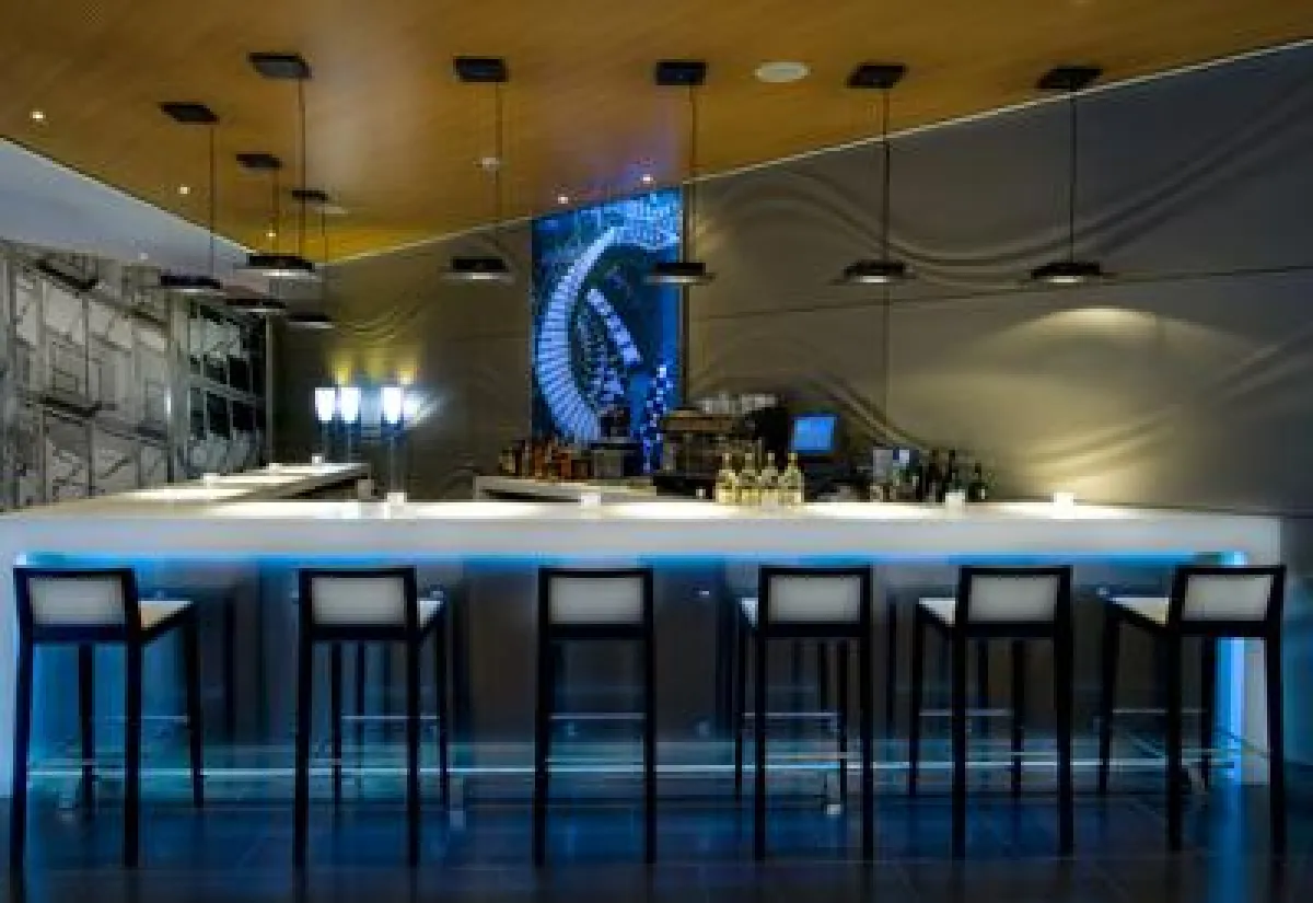 Nach dem Weihnachtsdinner gehts zur stylischen Bar in der Lobbylounge des abba Berlin hotel