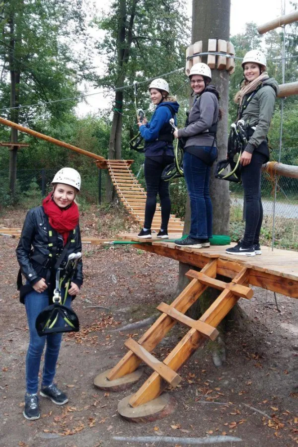 Im Kletterwald ging es für die Auszubildenden von Kräuter Mix hoch hinaus. (Foto Kurt Schieser)