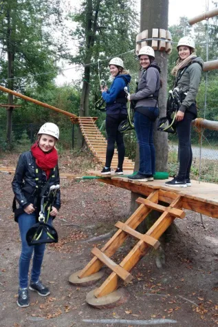 Bild: Azubis in Aktion: Klettern und Bogenschießen in der Erlebniswelt Geiselwind