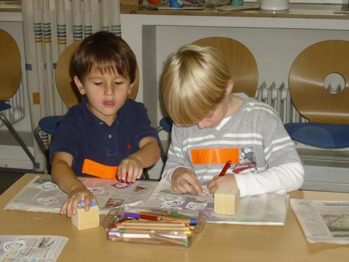 Die Kinder der Kita BeSiLa nutzten von der Hagener Tischlerei Friedrich & Wilhelm Pütter gespendete Würfel in einer Bastelstunde, um darauf ihre Emotionen darzustellen.