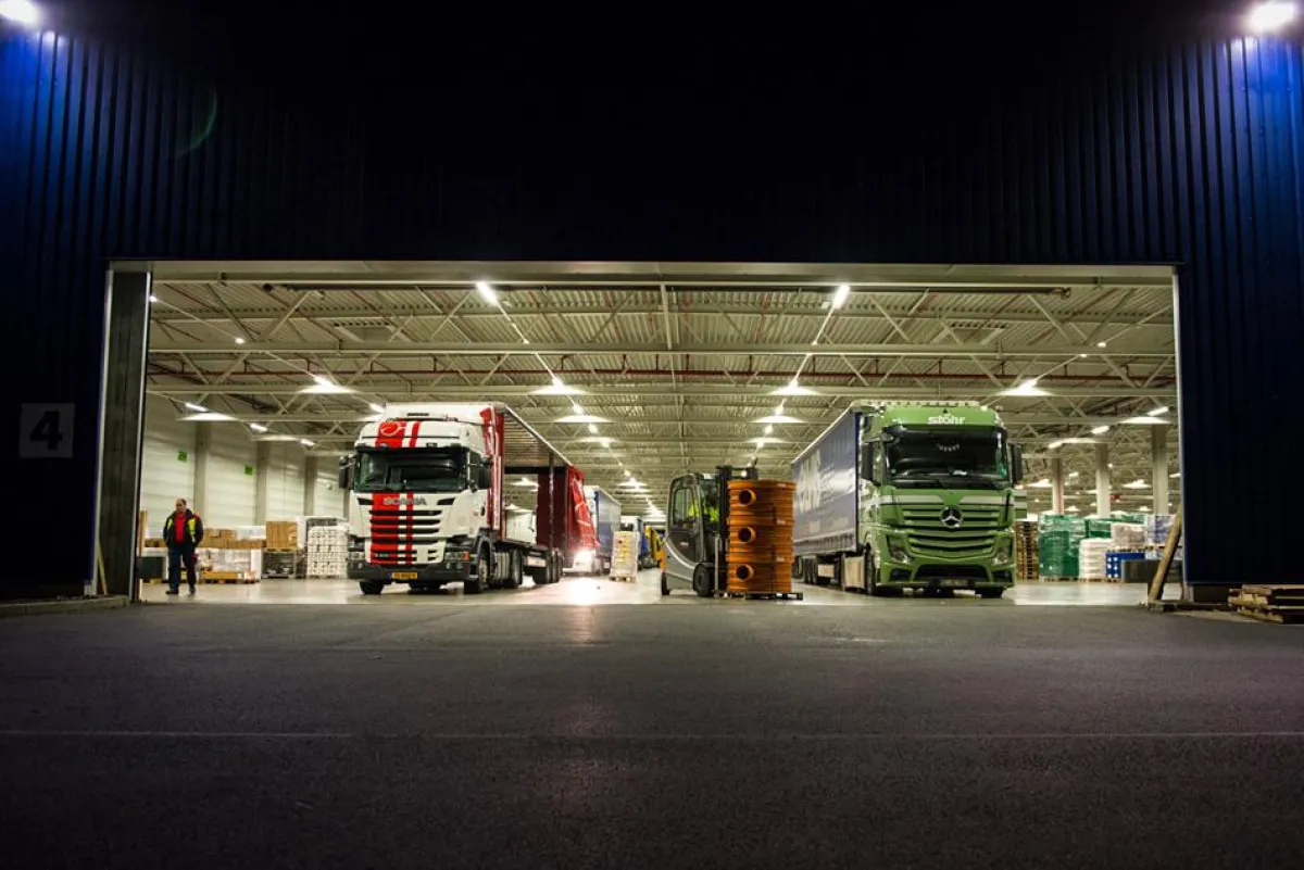 Bei einem Nachtumschlag im Zentral-Hub be- und entladen ELVIS-Mitarbeiter bis zu 80 Lkw pro Nacht.