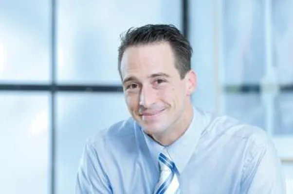 Bild: Mitarbeiter von Rechtsanwälten und Wirtschaftsprüfern profitieren von der Deutschen Steuerberater-Versicherung