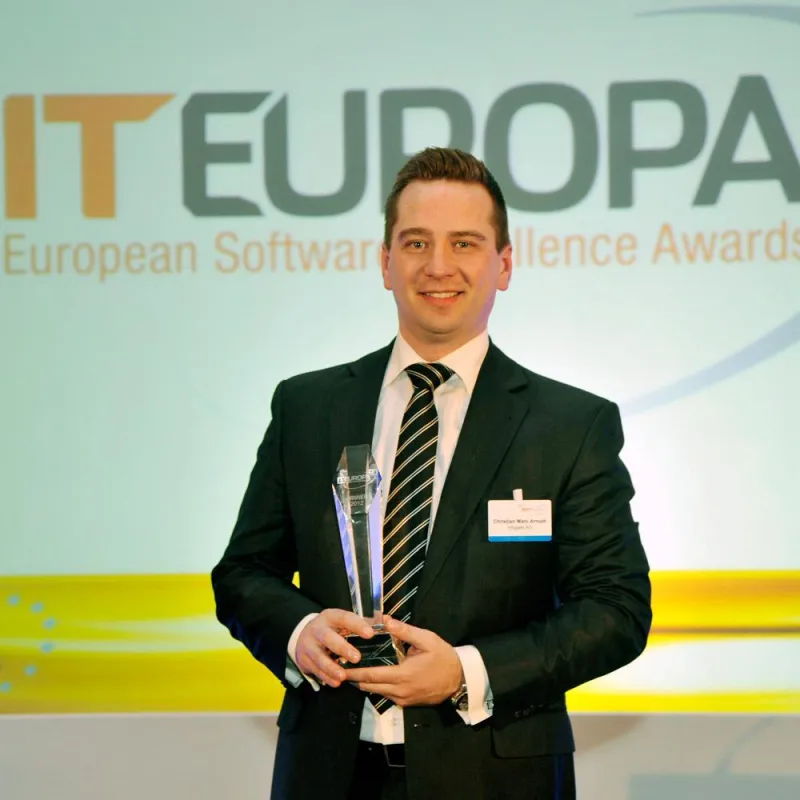 Foto: Christian Marc Arnold (Leiter Produktmarketing) bei der Preisübergabe des Awards