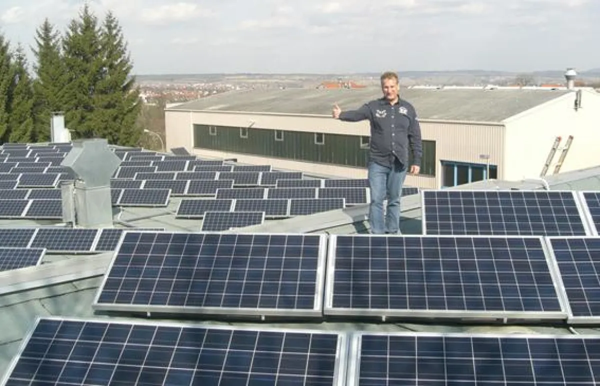 Olaf Wörtz, Geschäftsführer der Maler Wörtz GmbH präsentiert stolz sein Solarkraftwerk