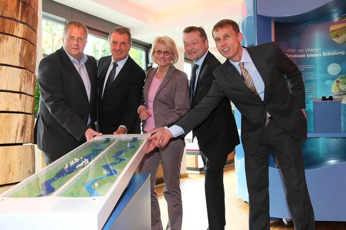 NRW-Staatssekretär Udo Paschedag (l.) eröffnet gemeinsam mit den DENIOS-Vorständen die Ausstellung