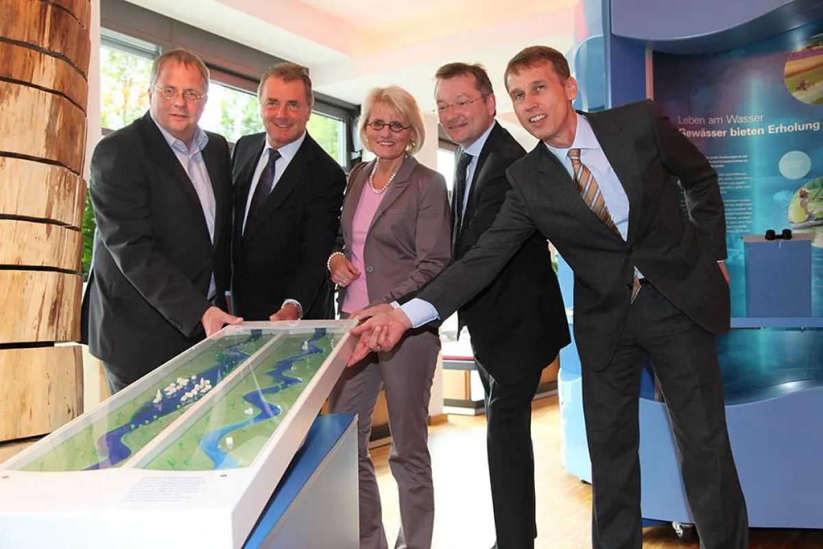 NRW-Staatssekretär Udo Paschedag (l.) eröffnet gemeinsam mit den DENIOS-Vorständen die Ausstellung