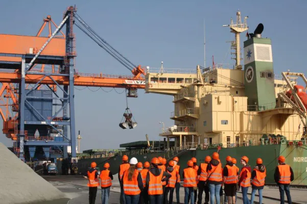 Bild: „Azubi Ahoi“ im Brunsbütteler Elbehafen - Auszubildende organisieren Veranstaltung zur Berufsorientierung