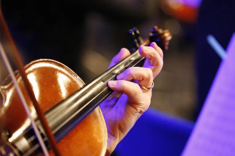 Bild: Musik mit Klebstoffen