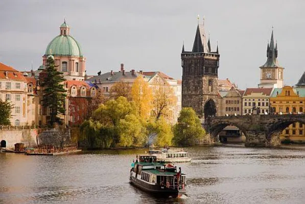 Bild: Jährlicher Sommerwettbewerb von OPTA Massivhaus® führt Gewinner in die Moldauperle Prag