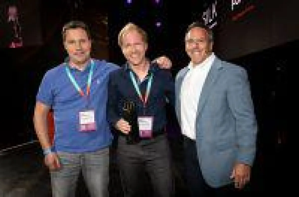 Josef und Stefan Willkommer bei der Awardübergabe mit Gary Specter, VP Commerce Sales & Customer Success bei Adobe