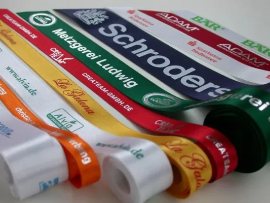 Bild: Perfekter Auftritt „am laufenden Band“ - Edle Satin-Bänder mit individuellem Logo-Aufdruck von Createam Promotion