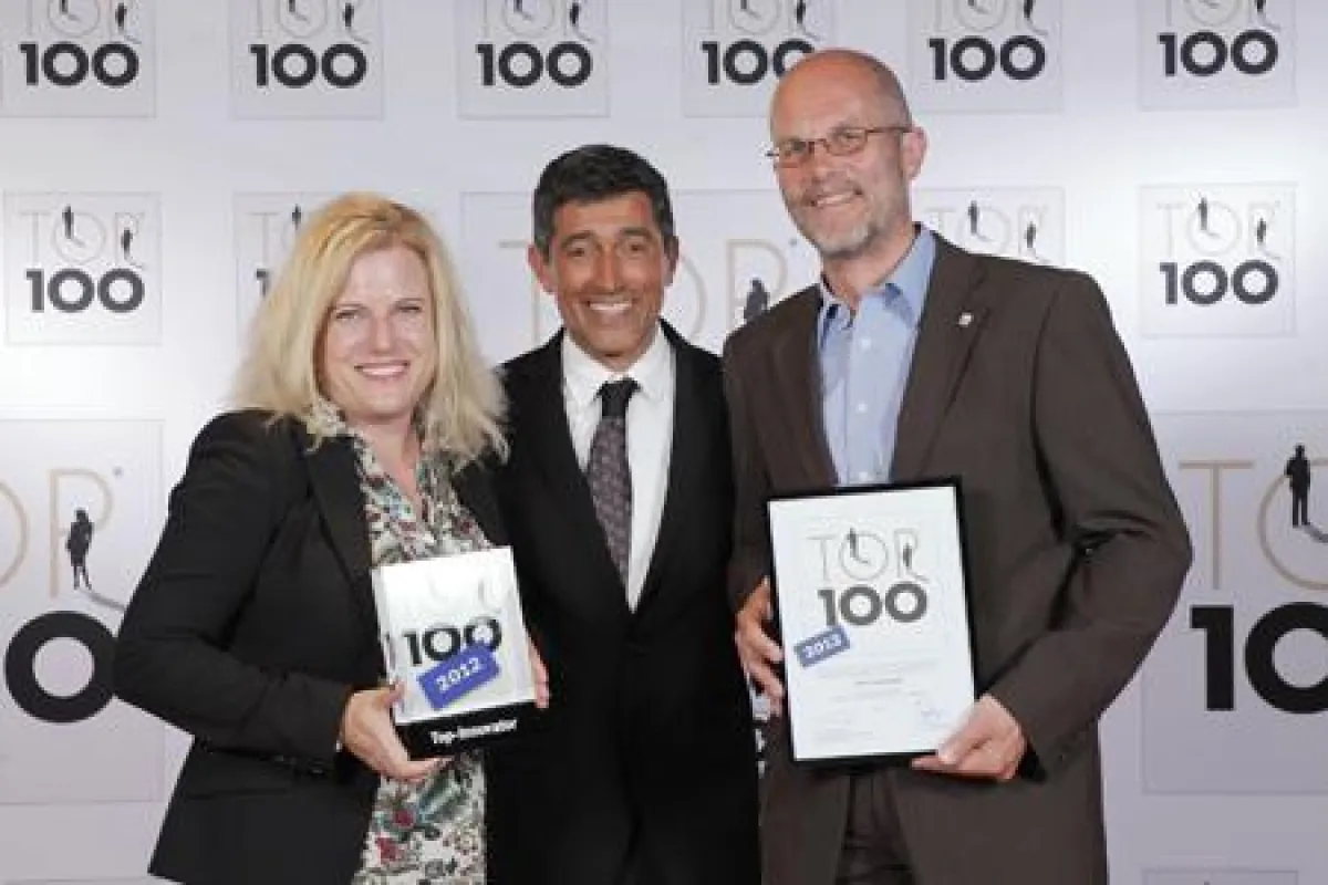 Übergabe der Top 100-Auszeichnung durch Mentor Ranga Yogeshwar an decor metall.