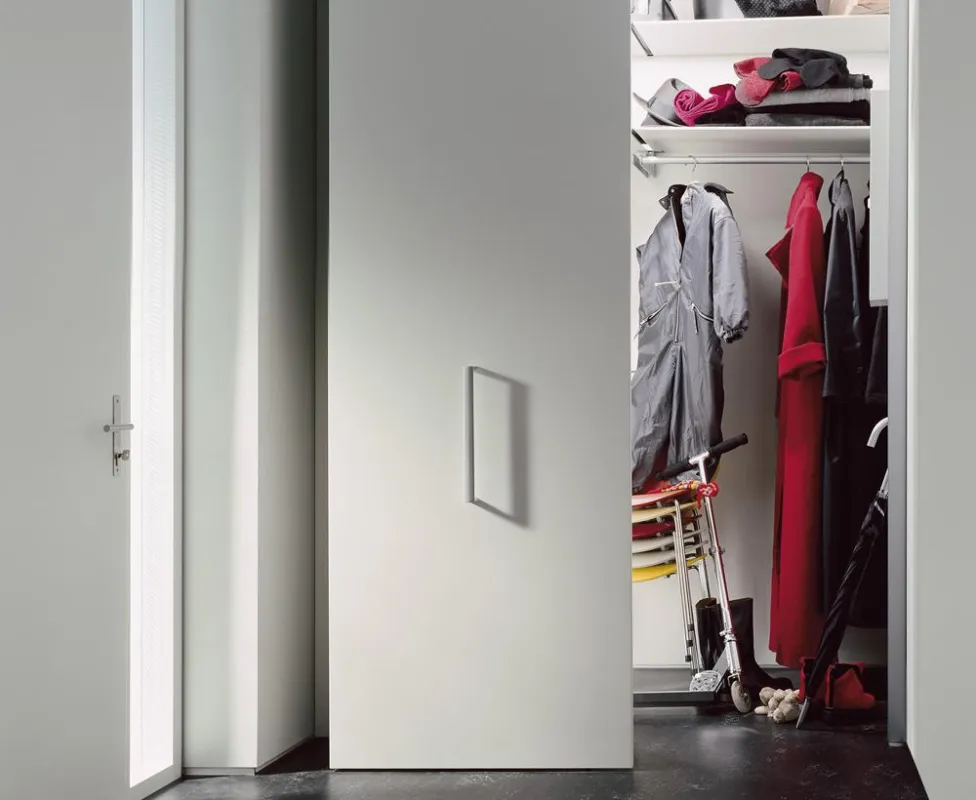 Ein Einbauschrank kann in einem kleinen Flur für Ordnung sorgen. Foto: interlübke