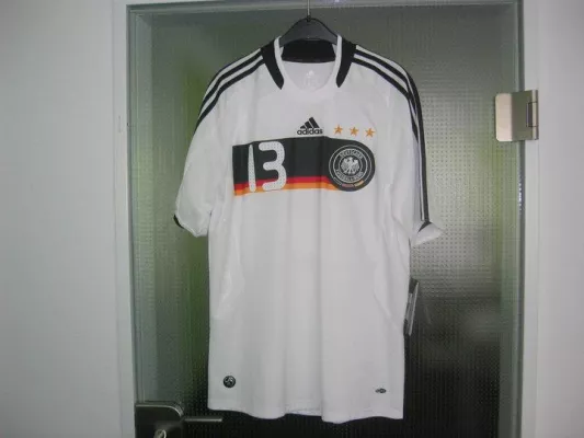 Bild: Charity Auktion - handsigniertes Trikot von Michael Ballack wird für guten Zweck versteigert